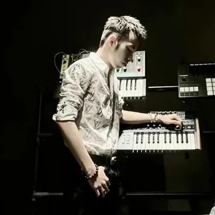 作曲、配乐师
星海音乐学院作曲与作曲技术理论专业；擅长于音乐剧、流行音乐、广告、影视配乐以及管弦乐等多种音乐风格的创编制作；