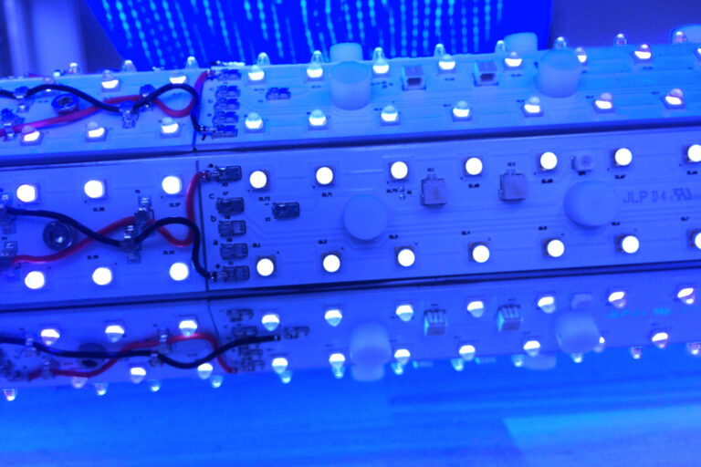 TLED_Ausschnitt_Technik-leuchtend-scaled-768x512