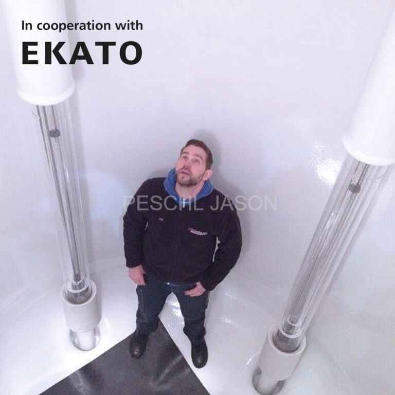 照片展示了一个生产装置的一部分，该装置配备侧环光反应器，用于连续生产抗疟药物青蒿素。
大型光反应器有多种材质可供选择。这里您可以看到一个玻璃内衬光反应器，其底部采用机械固定，并通过支撑管吸收作用力。