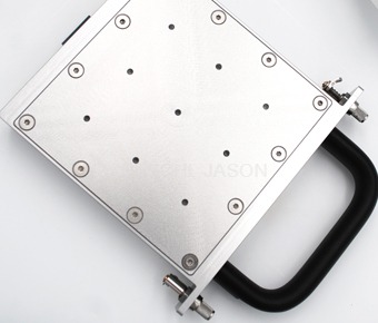 LED 位于一个热隔离盒内。通过使用 triscoUV 液体系统，可以确保 LED 的热隔离。
一旦确定了特定过程的最佳波长，就可以将多 LED 盒换成具有九个相同 LED 的盒，以便进行浓度测定等进一步的研究。