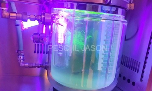 我们测试各种类型的光反应器，以评估其是否适合您特定的光化学反应条件。所有实验均由经验丰富的化学家按照既定的科学方法进行，确保最高的精度和可靠性。