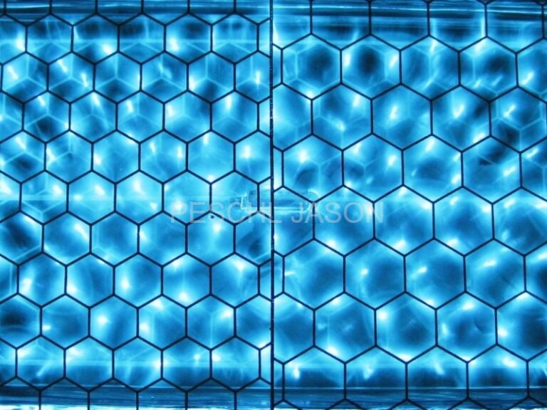 准分子灯可提供高强度、窄带真空紫外 (VUV) 和紫外 (UV) 辐射，其特征波长包括 172 nm (Xe₂)、222 nm (KrCl) 或 308 nm (XeCl)。其独特的特性使其在真空紫外光解、表面活化和清洁、薄膜改性以及特殊合成应用方面非常有效。