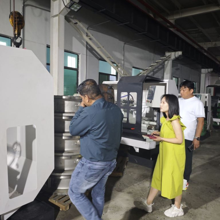 Dubai SUJEET customers visit the factory to visit the exchange