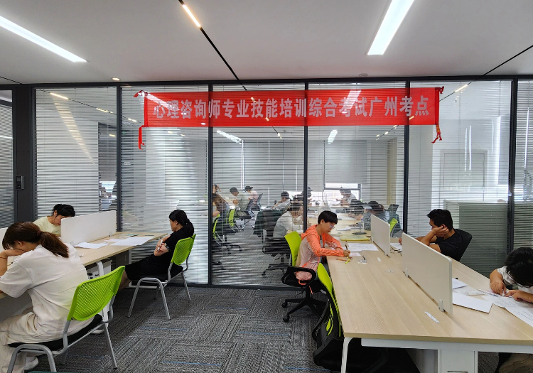 面向各级别心理咨询师，联合国家一线顶级心理专家，进行心理技能，AI心理应用等全方位培训