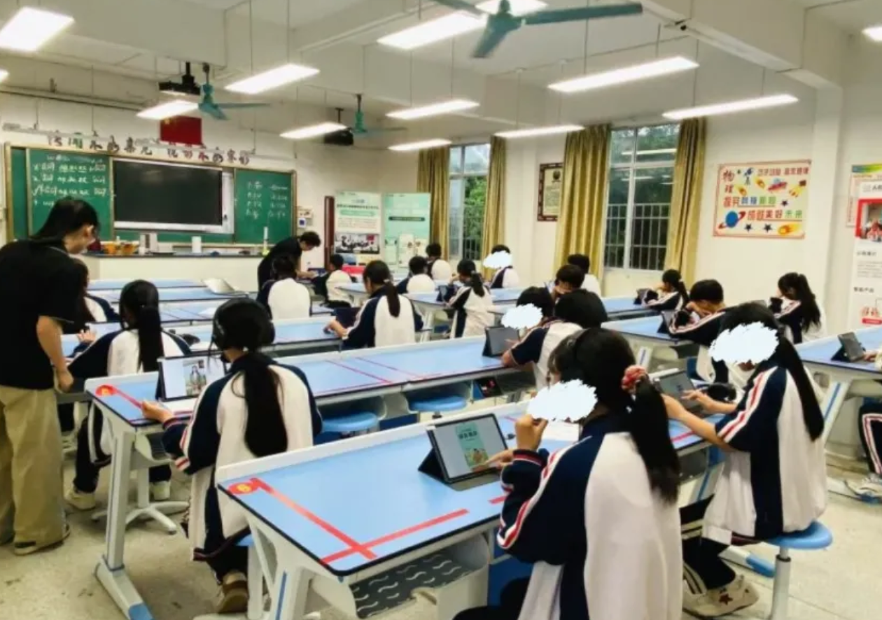 面向学校，企业，体检机构等提供AI心理团体检测，准确率高达 90% 以上