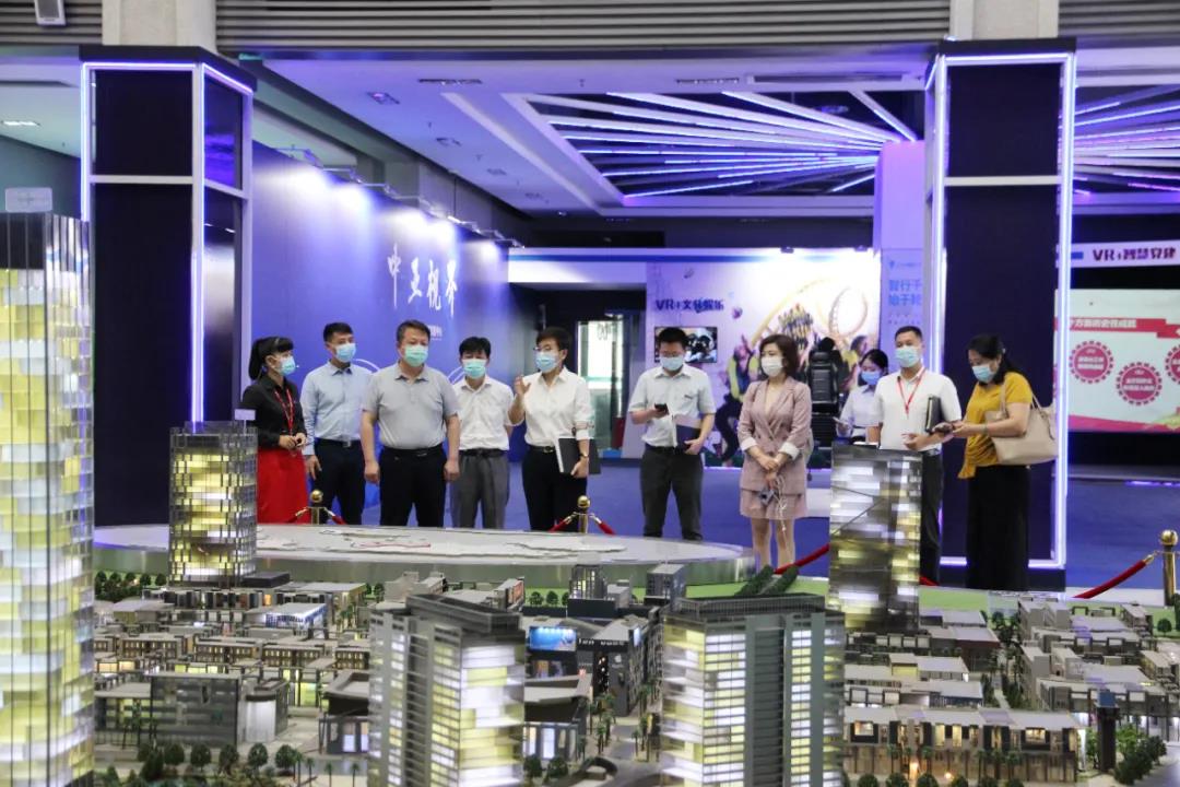 嘉宾们参观中亚硅谷产业基地项目沙盘