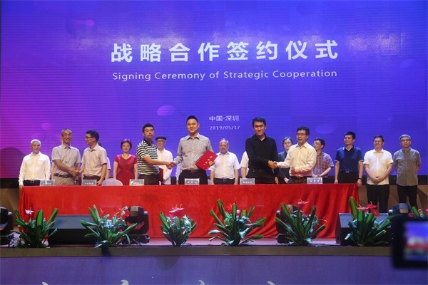 第十五屆深圳文博會中亞硅谷藝立方手信文化產業園分會場隆重開幕